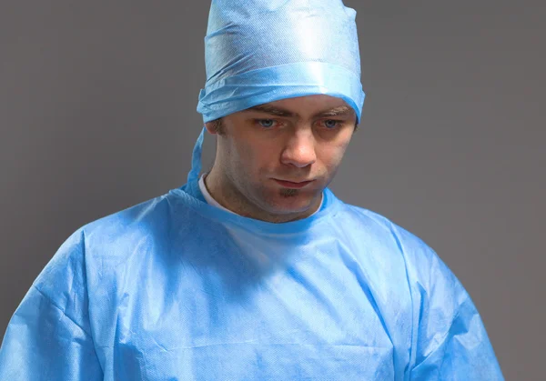 Chirurg w jednolite szczegół gotowy do kroku — Zdjęcie stockowe