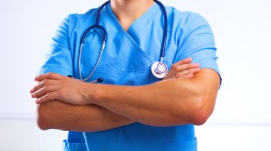 Genç cerrah neşter tutan. İşlem için hazır