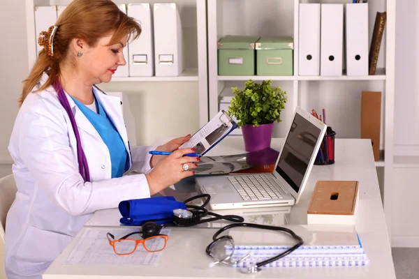 Retrato de médico feliz mujer en el consultorio — Foto de Stock