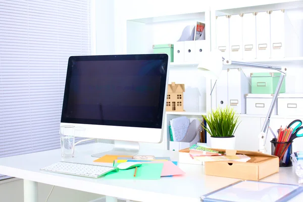 Projektant biurko z komputerem i formalności — Zdjęcie stockowe
