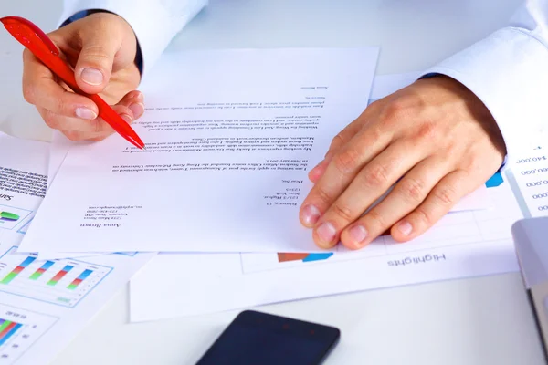 Empresário que trabalha em uma mesa de computação gráfica — Fotografia de Stock