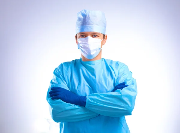 Cirujano poniéndose guantes antes de una operación de primer plano — Foto de Stock