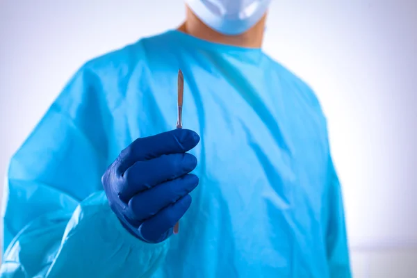 Cerrah eldivenleri bir yakın çekim işleminden önce koyarak — Stok fotoğraf