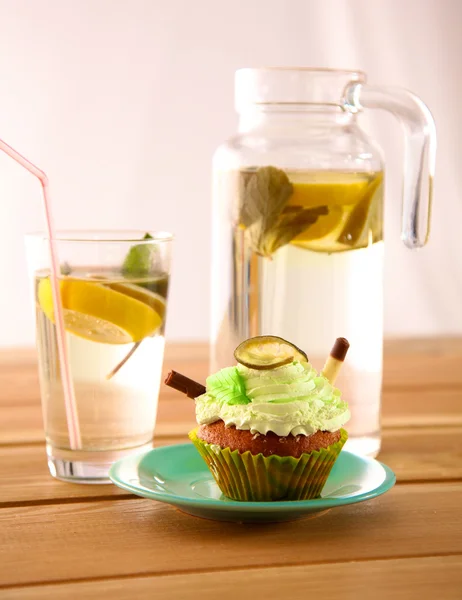 Beautiful ice cream and drinks on the wooden table — Stock Photo, Image