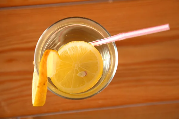 Limun dalam gelas di atas meja kayu — Stok Foto