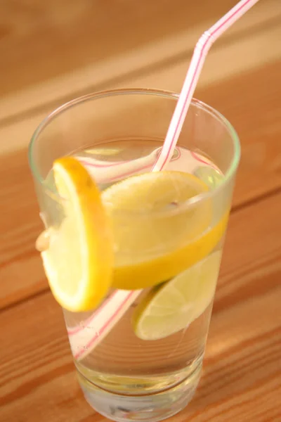 Limonade dans un verre sur une table en bois — Photo