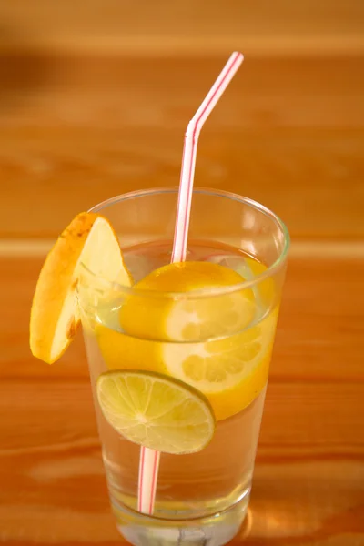 Limonada em um copo na mesa de madeira — Fotografia de Stock