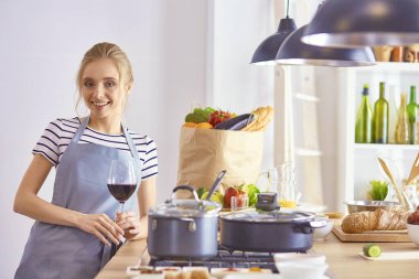 güzel bir kadın mutfakta şarap kırmızı içme