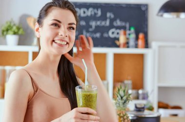 Fırın açık ile bekleyen güzel bir kadın mutfakta