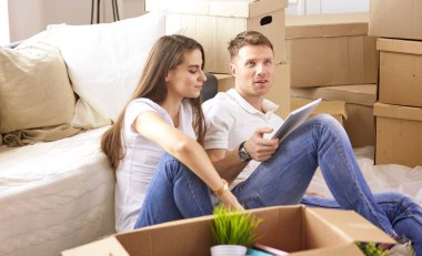 Genç İspanyol çift yeni ev planları bakarak, yüksek açı görünümü