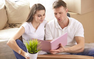 Genç İspanyol çift yeni ev planları bakarak, yüksek açı görünümü