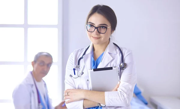 Médecin vérifiant le rythme cardiaque du patient au lit avec stéthoscope — Photo