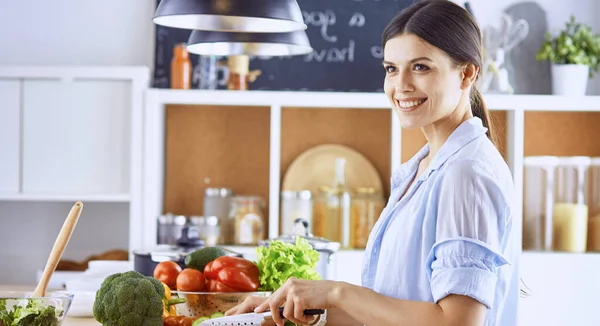 Μια νεαρή γυναίκα ετοιμάζει στην κουζίνα. Υγιεινά τρόφιμα - vege — Φωτογραφία Αρχείου