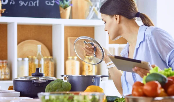 Uma jovem prepara comida na cozinha. Alimentos saudáveis - vege — Fotografia de Stock