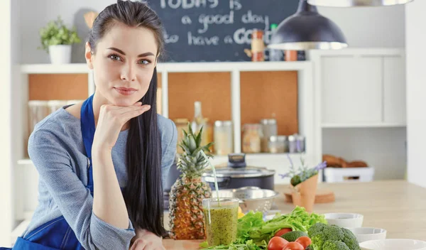 Schöne Frau in der Küche, die vor dem Ofen wartet — Stockfoto