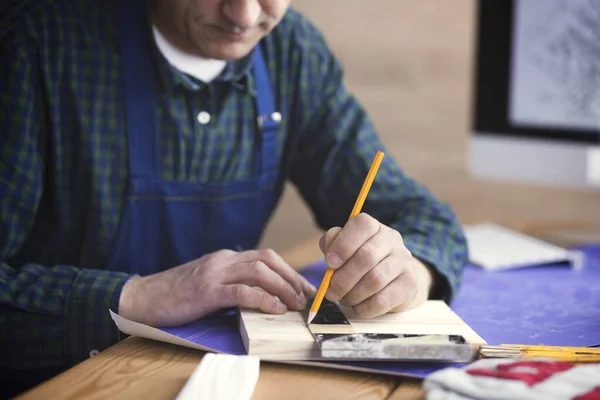 Ingénieur charpentier travaillant sur ordinateur portable et projet de croquis — Photo