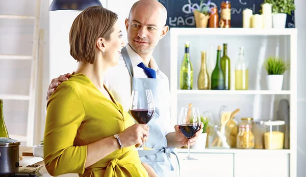 Lächelndes junges Paar kocht Essen in der Küche — Stockfoto