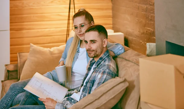 Pareja feliz en un gran apartamento acogedor y luminoso celebrar — Foto de Stock