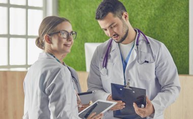 Beyaz tahta bir merdiven üzerinde güzel bir genç kadın. Odayı onarmaya hazırız. Kadın ev işi konsepti