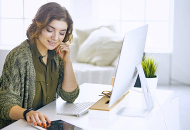 Office grafik tablet ile çalışan genç kadın