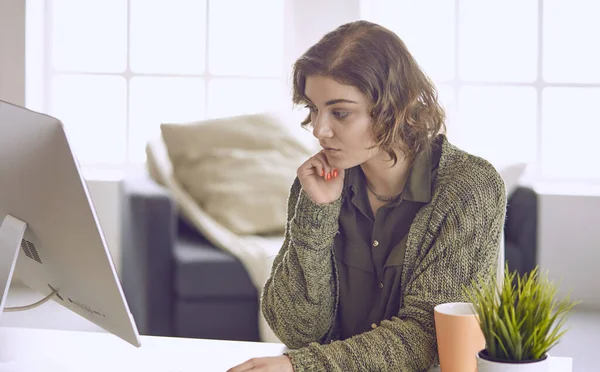 Junge Frau arbeitet im Büro mit Grafik-Tablet — Stockfoto