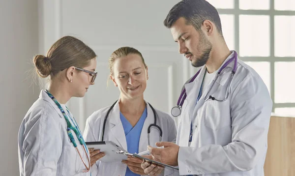 Gruppo di operatori medici ritratto in ospedale — Foto Stock