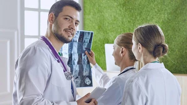 Equipe de médicos assistindo imagem de raios-x em um hospital — Fotografia de Stock