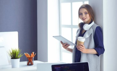 Kulaklığımda odaklanmış özenli kadın laptop ile masada oturur, ekranında görünüyor, notlar yapar, yabancı dil Internet öğrenir