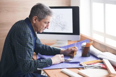 Dizüstü bilgisayarda çalışan ve Proje çizimi mühendis marangoz