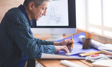 Dizüstü bilgisayarda çalışan ve Proje çizimi mühendis marangoz