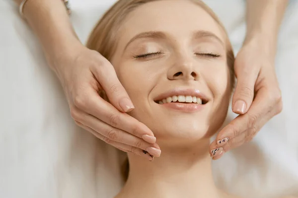 Belle jeune femme dans le salon cosmétique gros plan — Photo