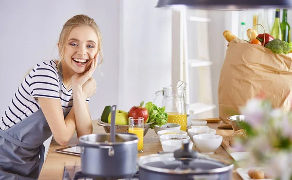 Junge Frau kocht in der Küche. Gesunde Ernährung — Stockfoto