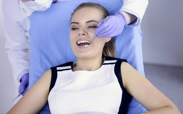 Piękna dziewczyna na fotelu dentystycznym na badania u dentysty — Zdjęcie stockowe