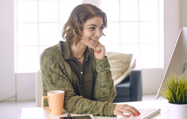 Office grafik tablet ile çalışan genç kadın