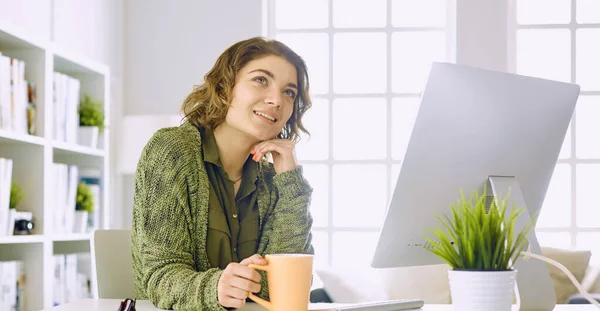 Junge Frau arbeitet im Büro mit Grafik-Tablet — Stockfoto