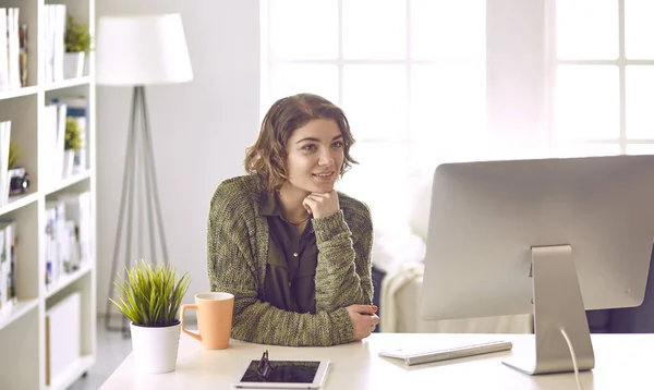 Junge Frau arbeitet im Büro mit Grafik-Tablet — Stockfoto