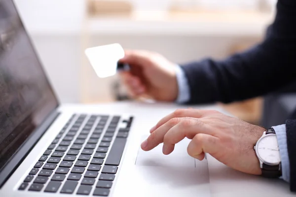 Empresario usando su tarjeta de crédito para una transacción en línea, Empresario usando su tarjeta de crédito para una transacción en línea — Foto de Stock