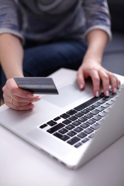 bir çevrimiçi işlemin, bir çevrimiçi işlemin için kredi kartını kullanarak iş adamı için kredi kartını kullanarak iş kadını