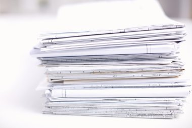 Büyük kağıt, masanın üzerindeki belgeler yığını