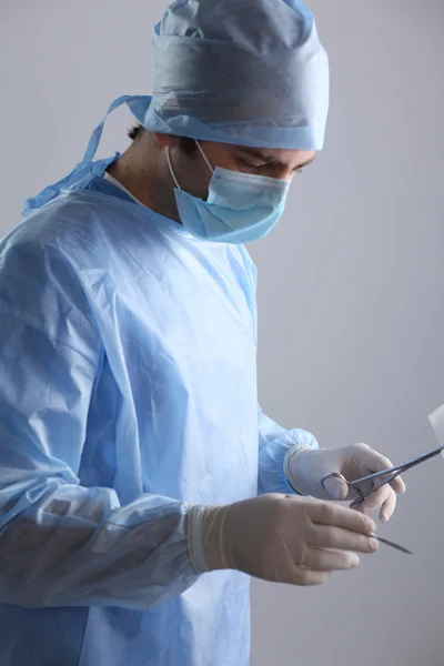 Cerrah ameliyat hazırlanıyor — Stok fotoğraf