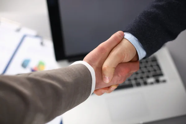 İş adamları el sıkışıyor, toplantıyı bitiriyor.