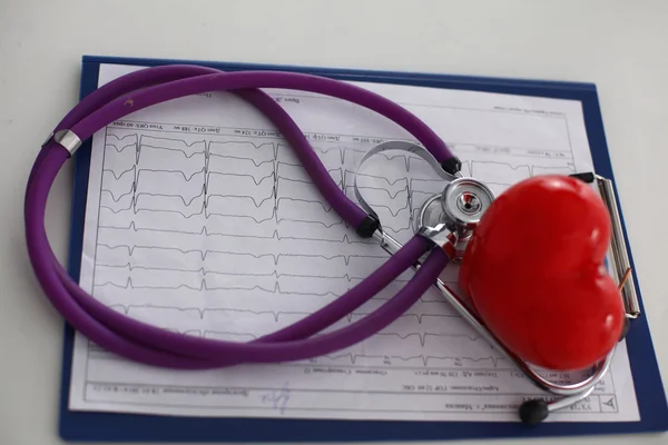 Estetoscopio médico corazón en su escritorio — Foto de Stock