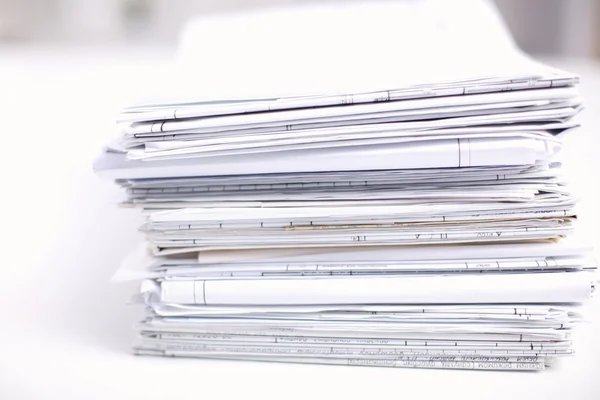 Grande pile de papiers, documents sur le bureau — Photo