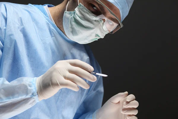 Chirurg, szykując się do działania — Zdjęcie stockowe