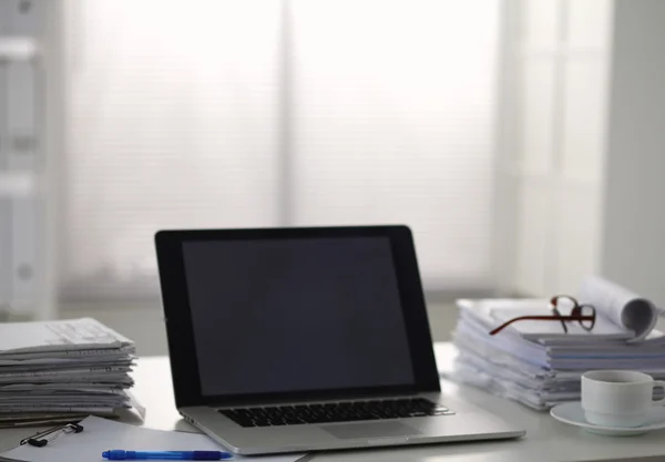 Giornale, occhiali, tazza e laptop — Foto Stock