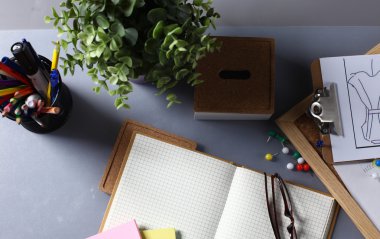 Ofis Masaları boş not defteri ve dizüstü bilgisayar ile 