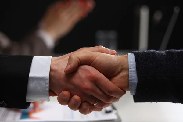 Uomini d'affari che si stringono la mano, finiscono una riunione — Foto Stock