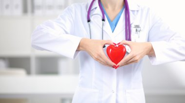 Doktor stetoskop kırmızı kalp incelenmesi ile