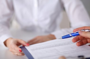 iş adamları beyaz arka plan üzerinde birlikte çalışma grubu