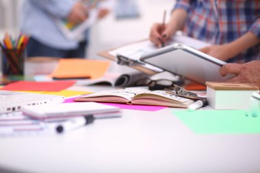 Yeni bir proje üzerinde çalışan genç iş adamları